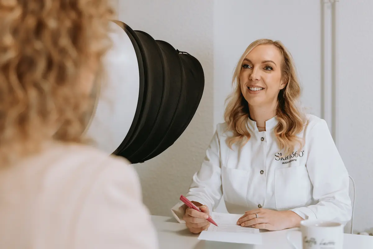 Huidtherapeut van Skin360 bespreekt een huidscan en geeft persoonlijk advies aan een cliënt